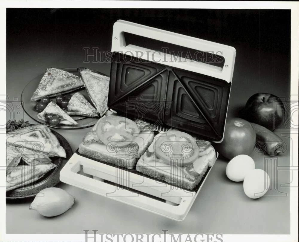 1962 Press Photo Food prepared in an electrical sandwich presser - afa68671