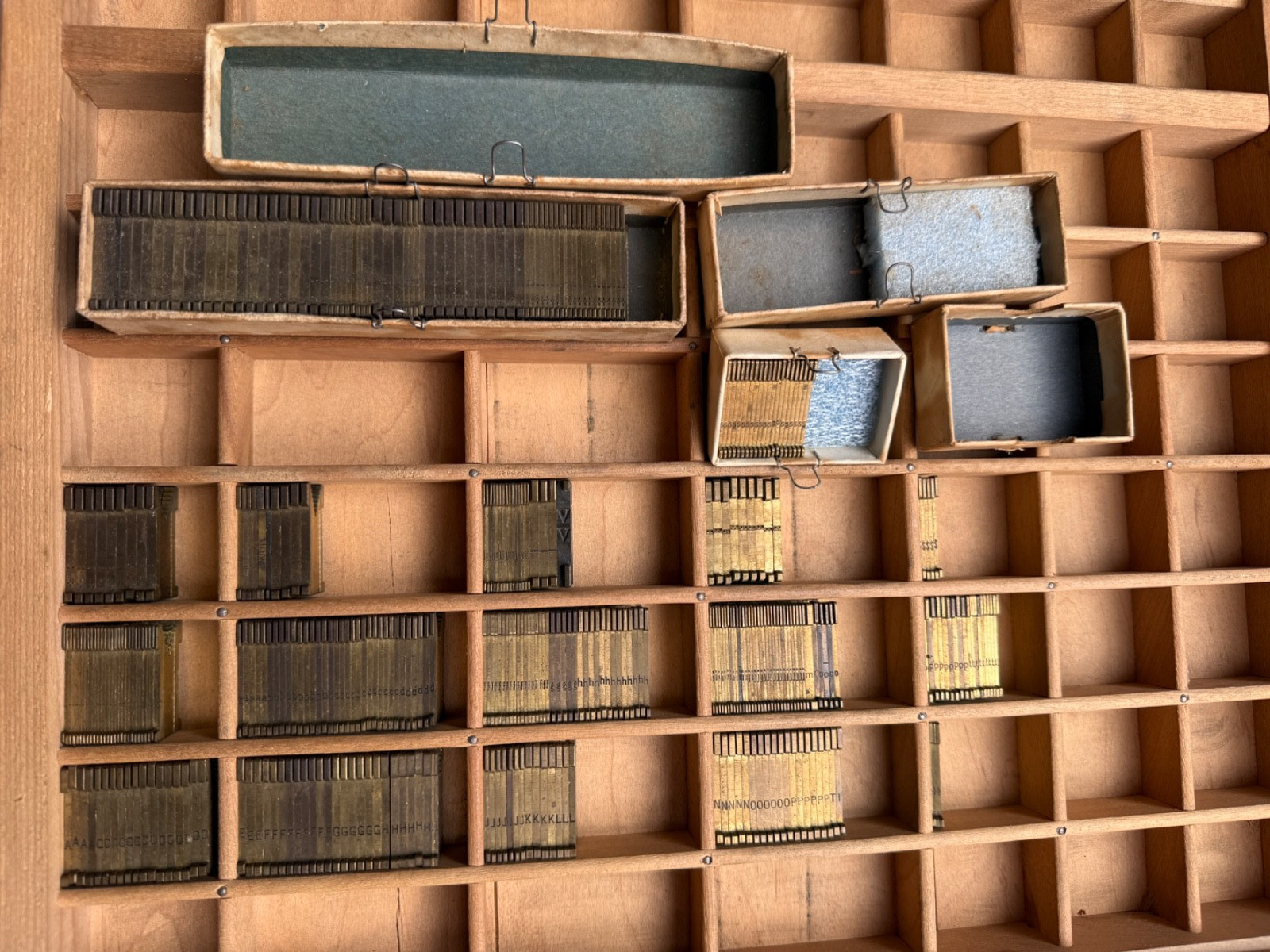 LINOTYPE VINTAGE Lot Of Asst Brass Mats Matrix