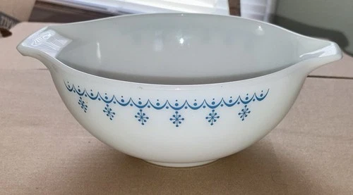 Vintage Pyrex 443 2.5 QT Ovenware Cinderella Bowl Snowflake Garland White w/Blue