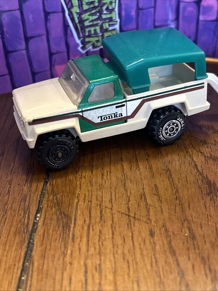 Camioneta de plástico Tonka vintage verde y tostado con calcomanías y remolque Foto 2 de 4