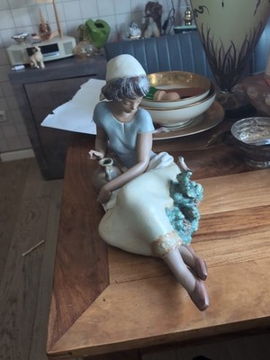Lladro Sitzende Frau mit Krug Dekofigur bemalt. 46 Cm