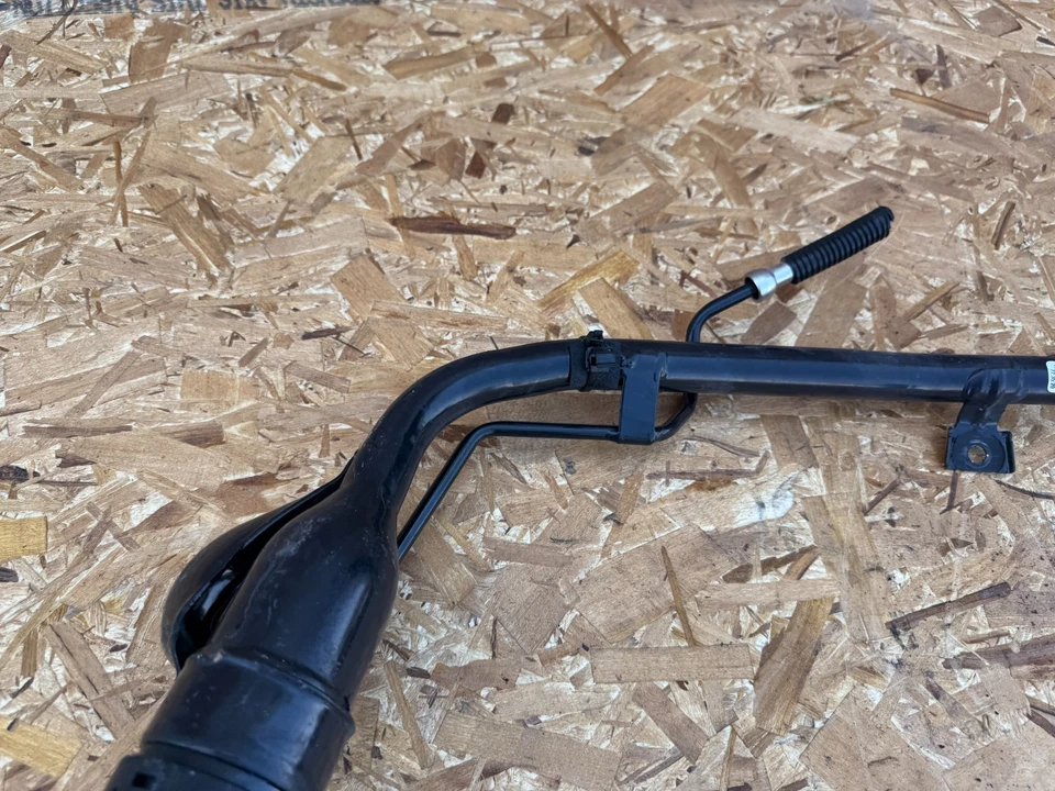 FORD MUSTANG GT 2018-2023 OEM MONTAJE DE CUELLO DE LLENADO DE COMBUSTIBLE DE GAS Foto 3 de 4