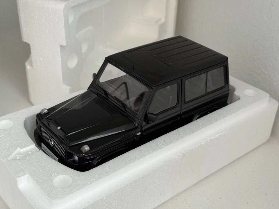 AutoArt 1:18 diecast 76111 1998 Mercedes Benz G-Wagon G500 SWB (preto) na caixa - Imagem 2 de 4