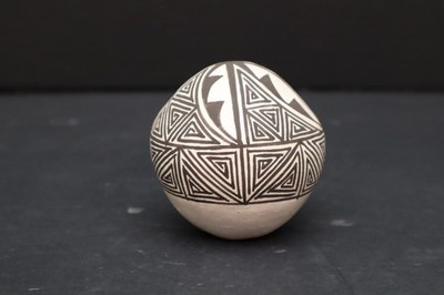 VTG Fine Line Acoma Pueblo Pottery New Mexico Seed Pot Vessel Native American