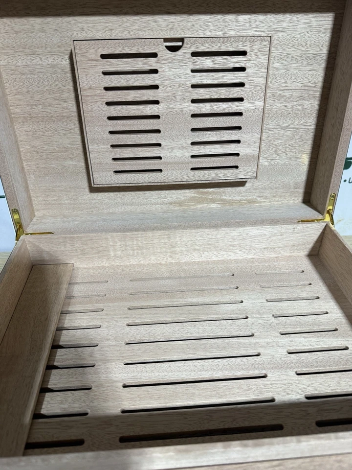 Humidor Latitude Zero capacidad para 100 cigarros Foto 4 de 4