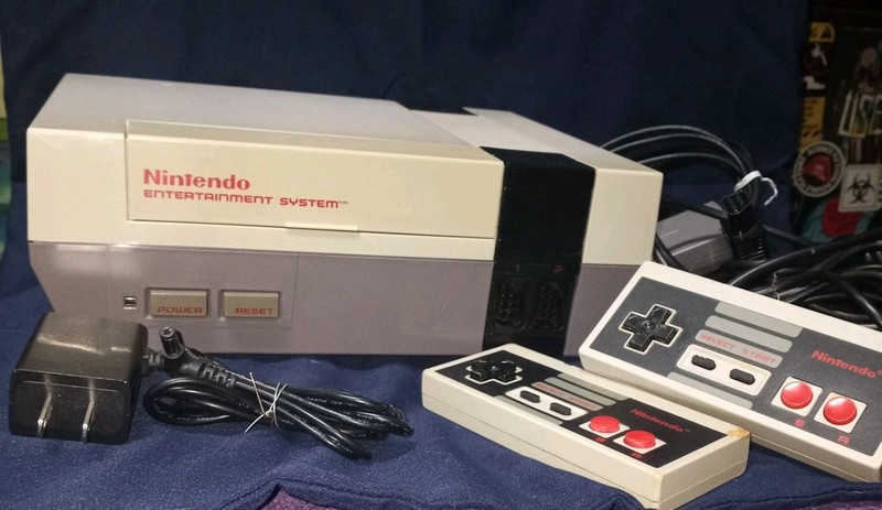 Nintendo Entertainment System NES Console (NES-001) - 2 Controllers And Hookups 