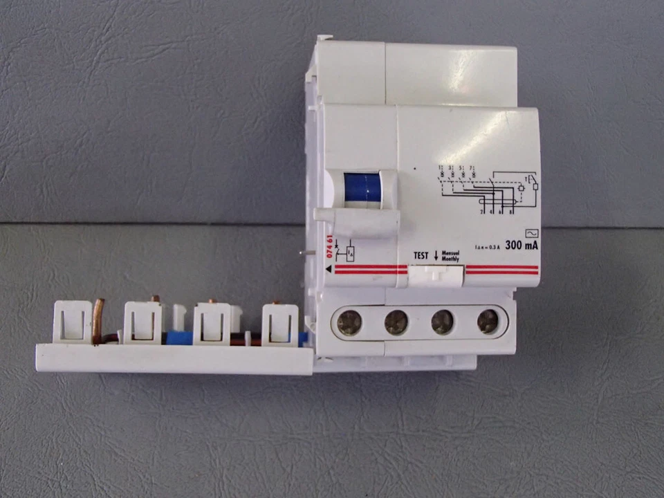 07461 - LEGRAND -  074 61 / Disjoncteur différentiel 4P 32A 300mA  USED - Photo 2/3