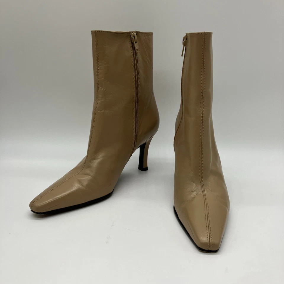 Hermoso botín STUART WEITZMAN beige/tostado cremallera lateral tacón alto punta dividida talla 8B Foto 4 de 4