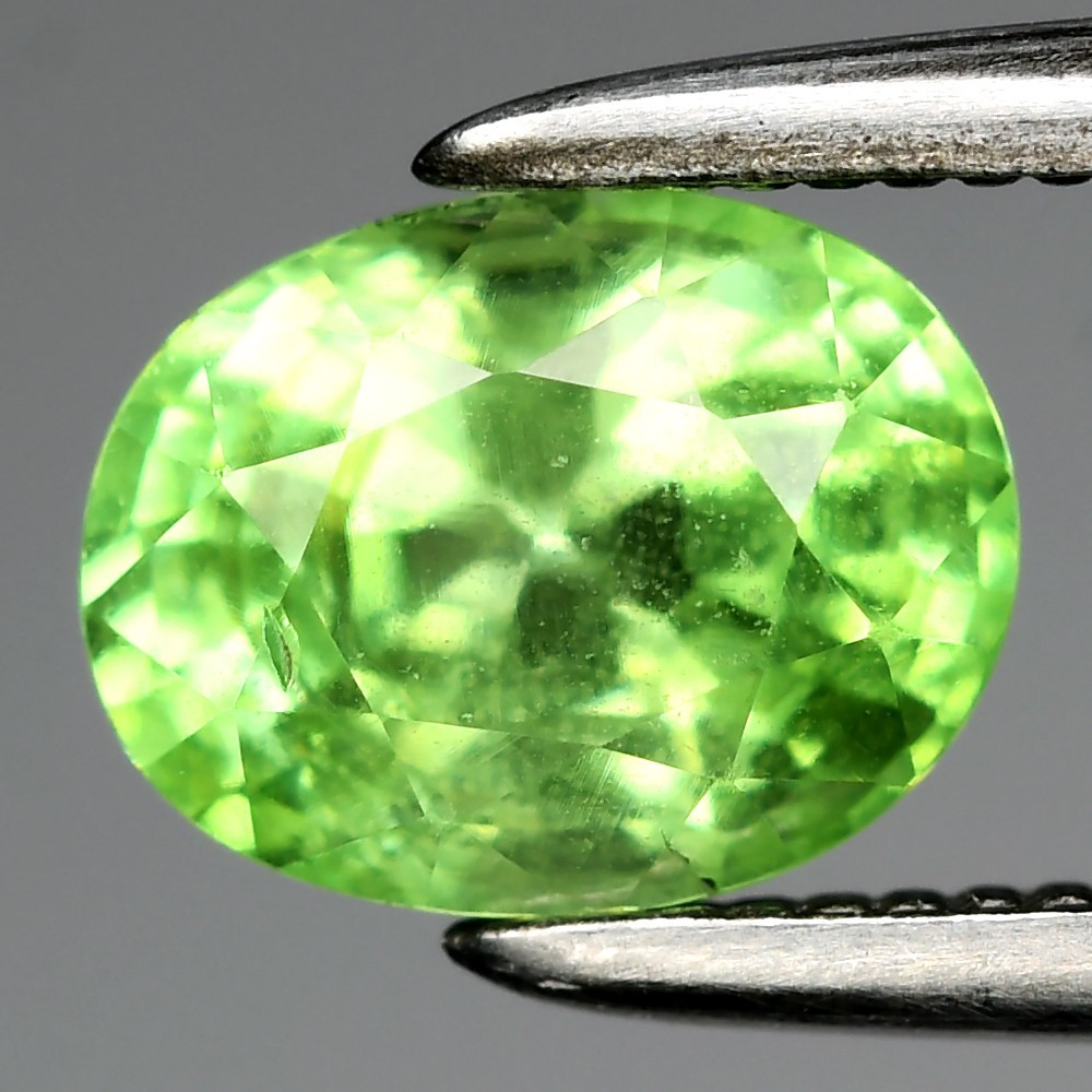 💎 0.88ct 6.2x4.8mm Oval Natural Green Grossular Garnet - Tanzania