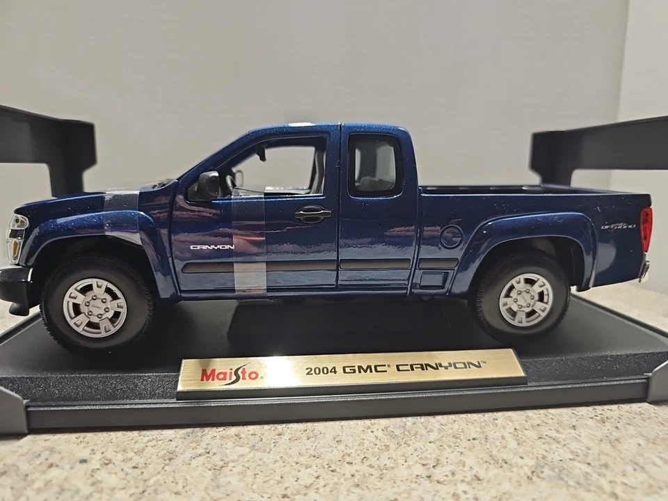 Vintage 2004 Maisto 2004 GMC Canyon 1:18 Scale Die-Cast Pick-up Truck - Image 3 of 4