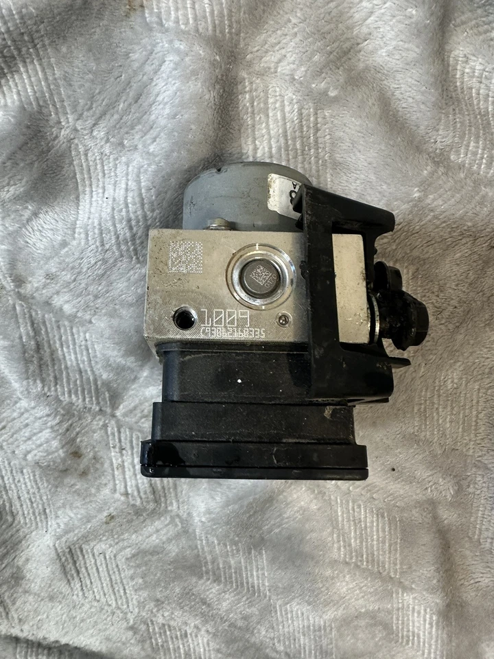 Bomba abs Triumph Street Triple RS 2018 Foto 3 de 4