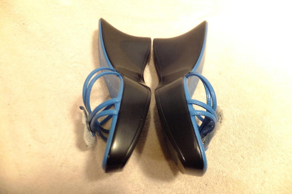 Sandalias BeBe para mujer azules de 3,5" con tacón de cuña punta abierta 8,5 M nunca usadas $105 al por menor Foto 4 de 4