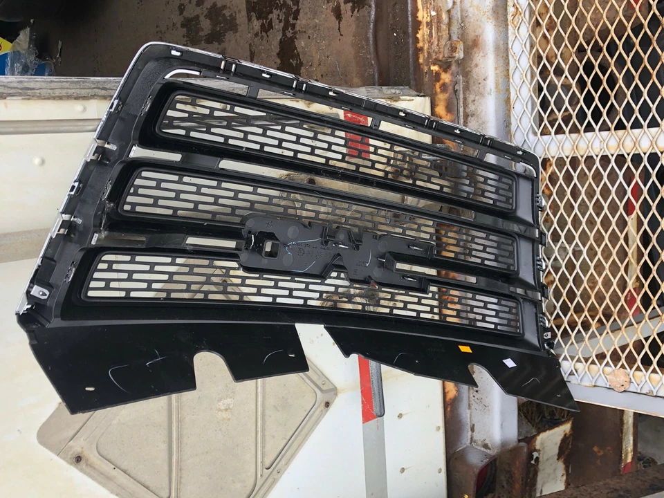 Genuine OEM Grille Grill for 10 11 12 13 14 15 GMC Terrain Take Off 20861706 - Image 2 of 3