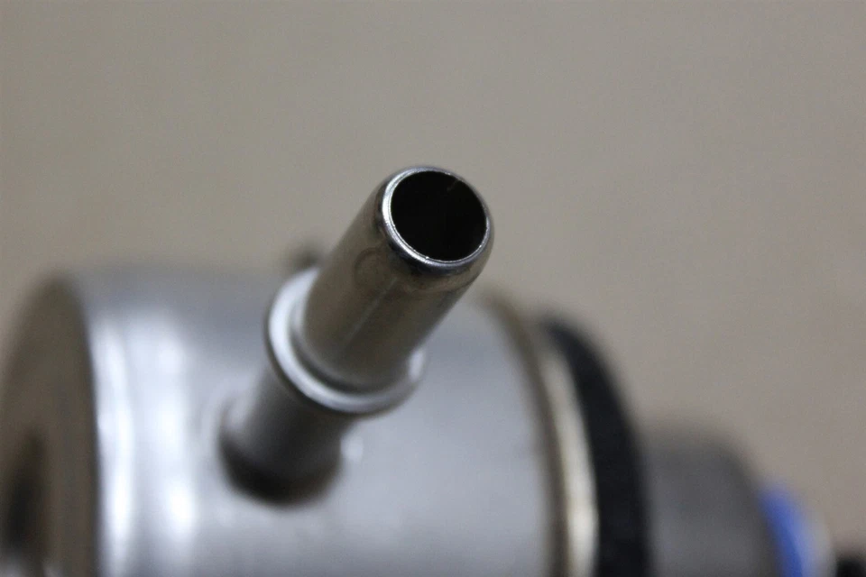 Neon SX 2.0 Fuel Pressure Regulator 04879164AA Dodge Chrysler 01-05 OEM - Image 4 of 4