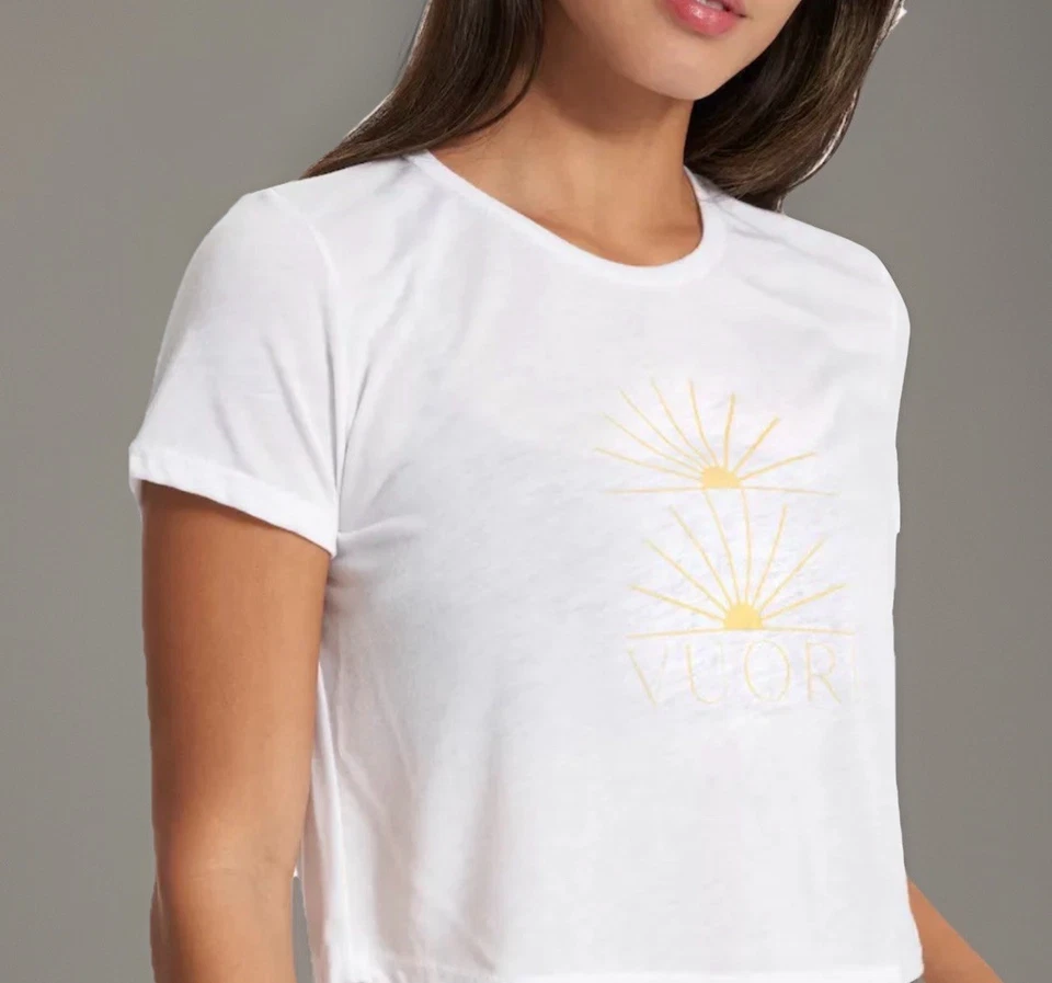 Camiseta VUORI Mujer Mediana Blanca Dorado Frontal Logo Recortada Manga Corta Atlética Foto 2 de 4