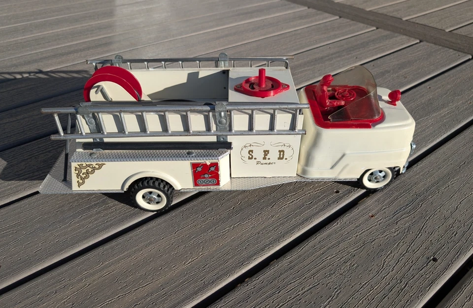 RARE VINTAGE PRESSED STEEL WHITE STRUCTO 1960 FIRE TRUCK EXCELLENT ORIGINAL !! - Image 2 of 4