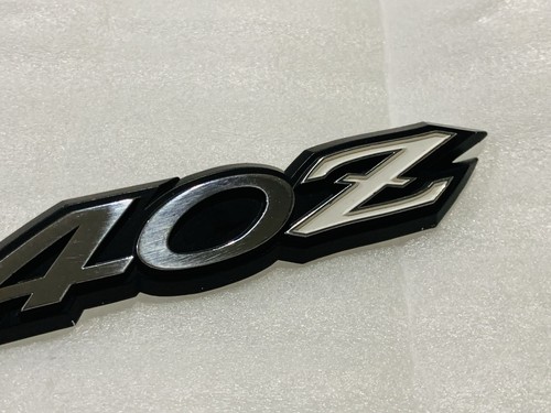 Genuine NEW Datsun Hatch Lid Emblem "240z" 90807-E4602 NOS Rare - Foto 5 di 9