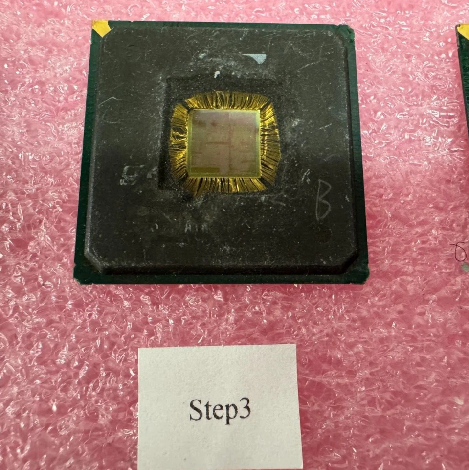 Explora un cable dorado chip Nvidia GeForce2MX vintage dentro de gran colección (1 pieza) Foto 3 de 4