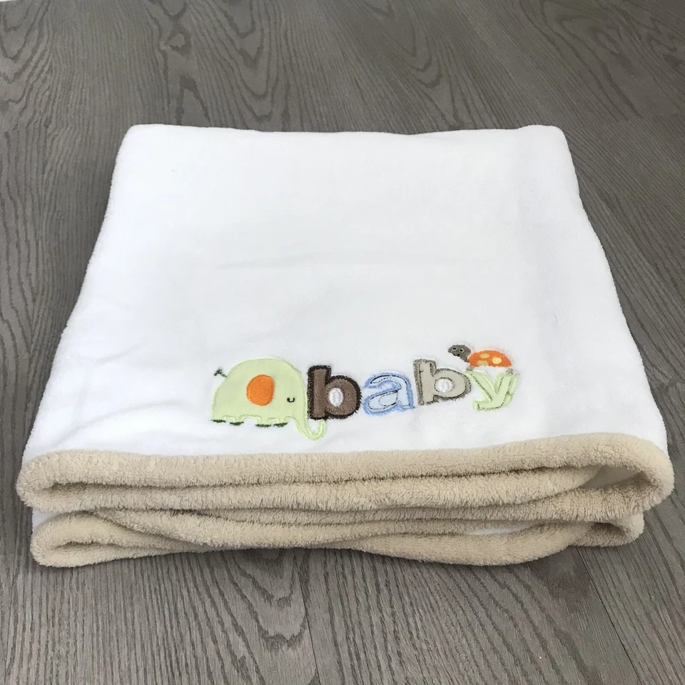 Manta de felpa “bebé” blanca con ribete marrón de solo un año usada en excelente estado Foto 3 de 4