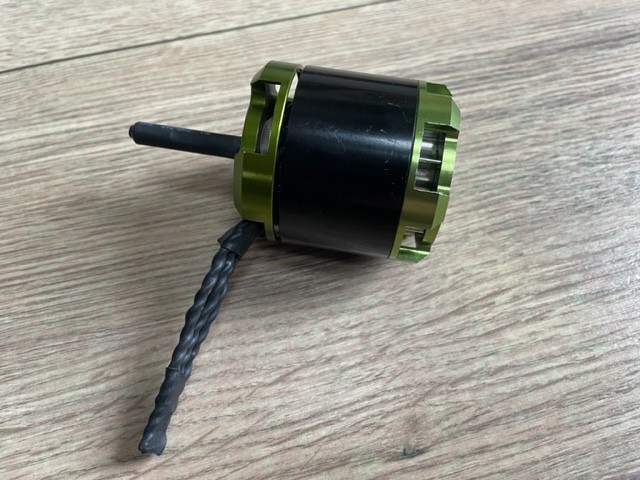 Moteur brushless Savox BSM5055 pour hélicoptère 600 Class offrant une puissance fluide en vol