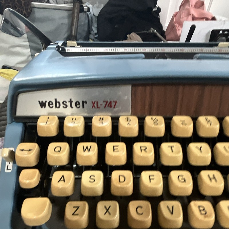 Webster XL-747 Manual Portable Typewriter Blue w/ Beige Keys