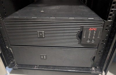 APC UPS SURT10000XLI 10kVA/8kW 230V + neue RBC140 Akkus + NMC AP9631