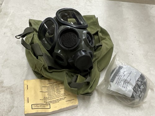 Genuine Issue US Military M40 Gas Mask (medium) w/Carrier Bag, USGI SURPLUS USMC