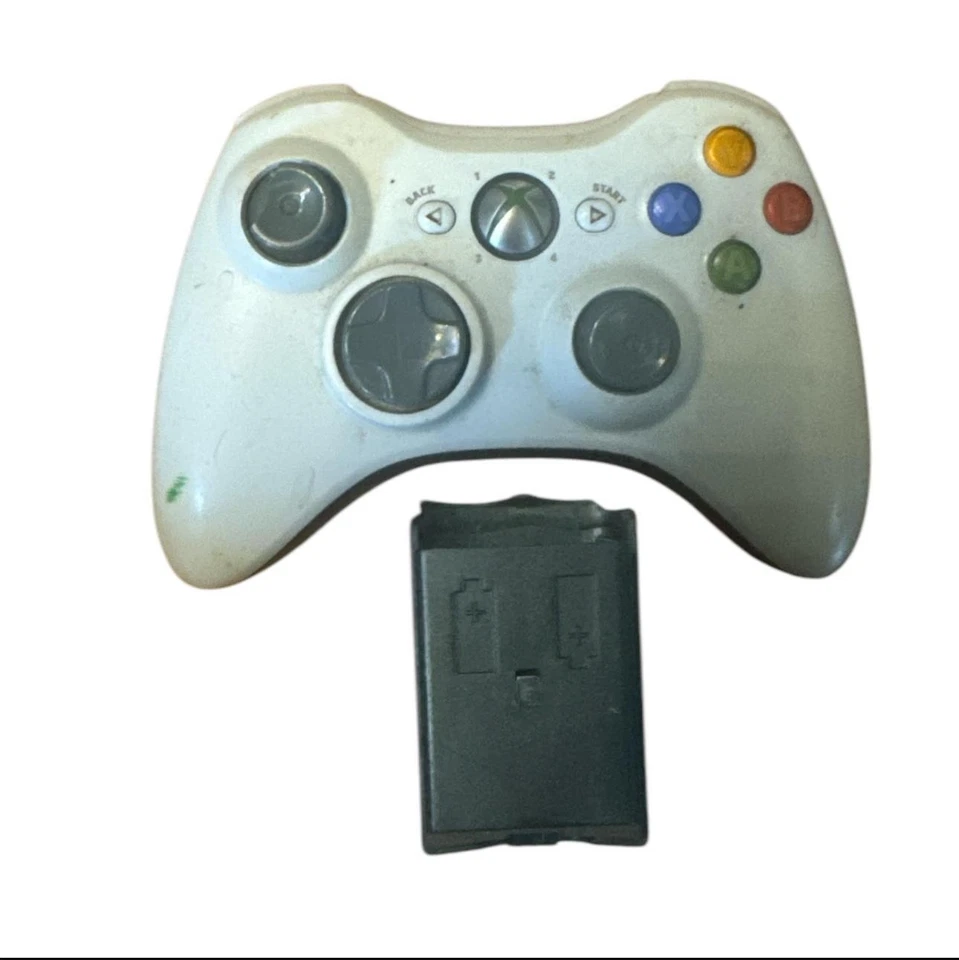 Console Microsoft XBOX 360 Bianca Usata Originale + 2 Controller + Giochi + Cavi - Immagine 2 di 4