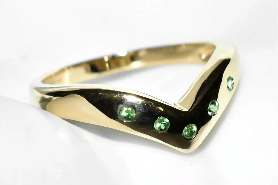 9ct Gold Wishbone Wedding Ring (2.40g) set with Natural Tsavorite Green Garnets - Image 4 of 4