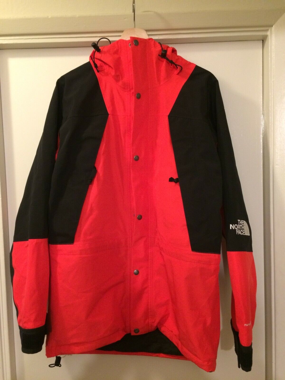 The North Face 1994 RETRO MOUNTAIN LIGHT FUTURELIGHT JACKET FIERY RED SIZE  SMALL