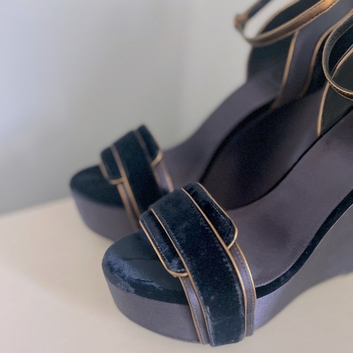 Tory Burch Alexia sandalo con zeppa in velluto e raso blu navy/oro misura 10 - Foto 5 di 9