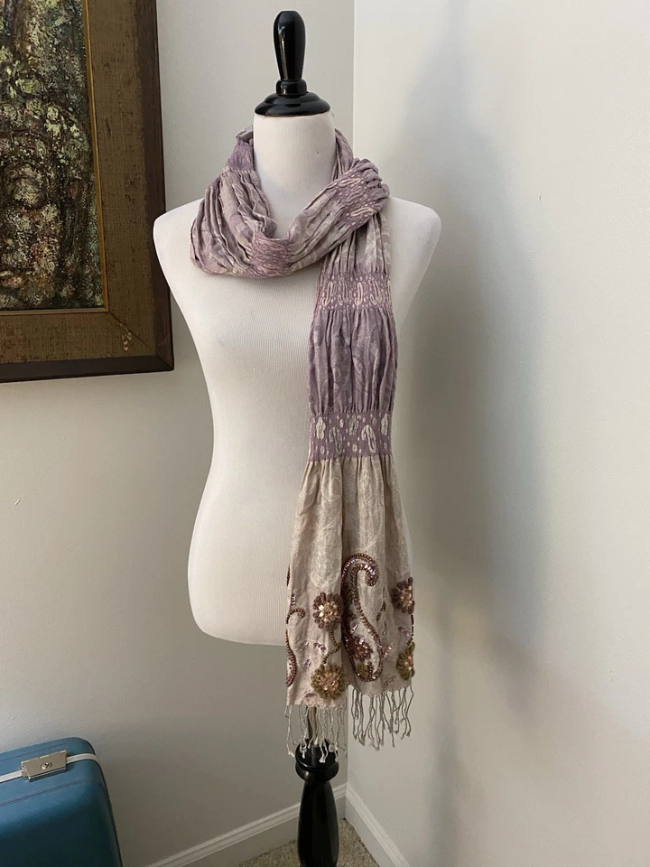 Impresionante bufanda/envoltura 100 % seda en tonos morados de Karma Living Foto 3 de 4