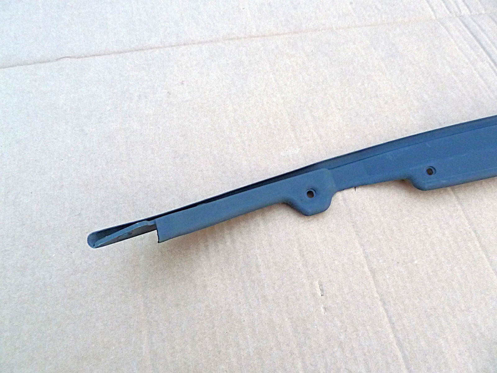 2016-2020 BENTLEY BENTAYGA DOOR SEAL RIGHT FRONT INNER STRIPE 36A 837 718 A OEM