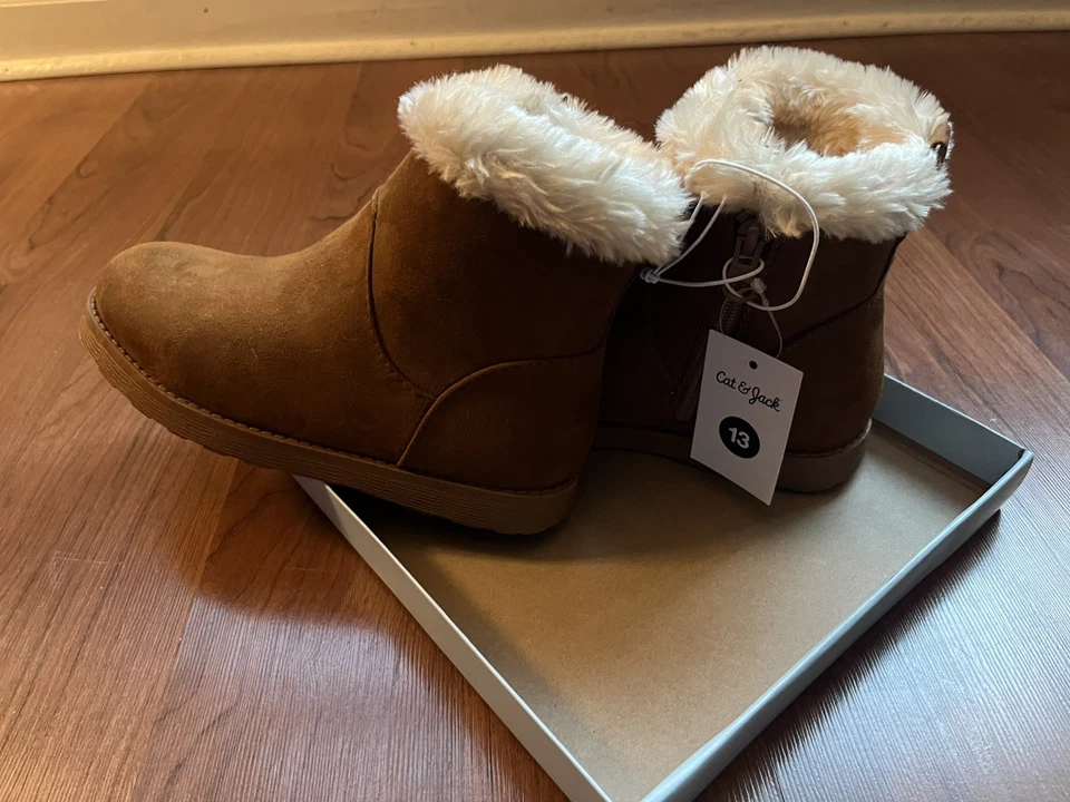 Botas de Invierno Cat & Jack Georgiana Niñas Talla 13 Castaño Imitación Piel de Oveja Forradas Foto 3 de 4