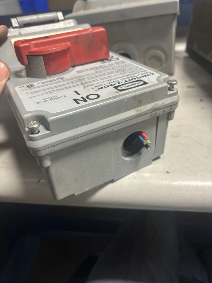 Hubbell HBLMITL TIPOS 4X 12 Receptáculo Bloqueo Circuito Cubierta Giratoria USADO Foto 3 de 4