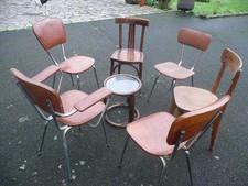 5 CHAISES 1 FAUTEUIL 1 PETITE TABLE RONDE DESSUS VERRE