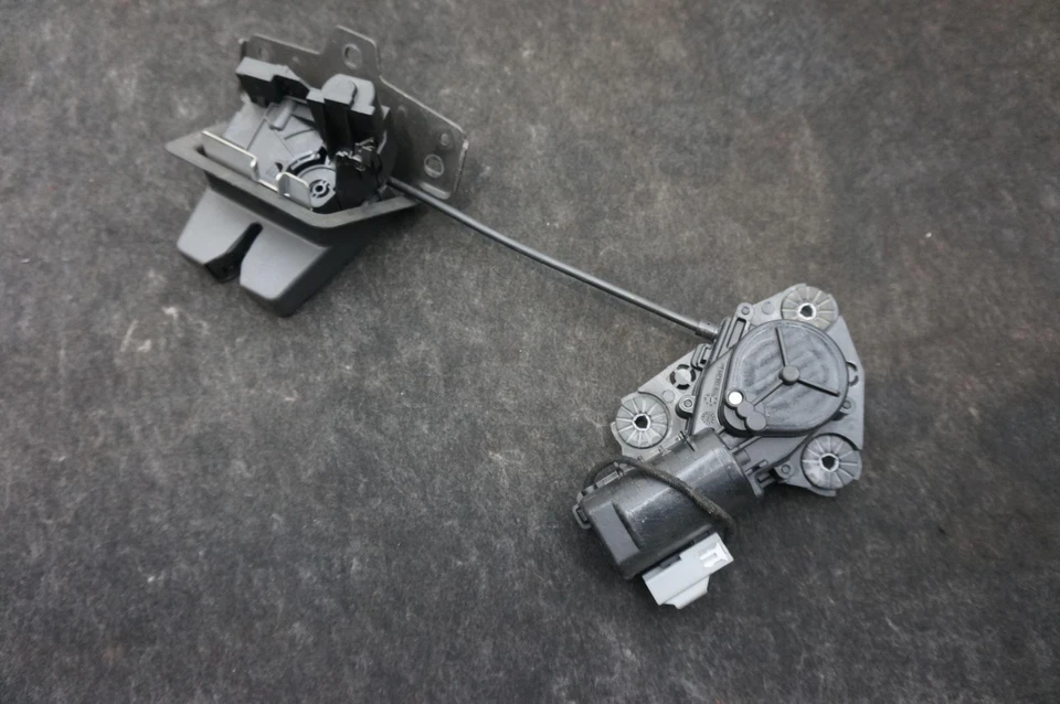 Actuador de cierre de tapa de puerta trasera puerta levadiza maletero trasero 31349975 Volvo XC90 B5 2016-25 Foto 2 de 4