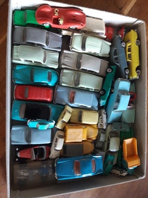Lot De 17 Voitures Miniatures 1/43 – Altaya, Minichamps, Norev – Occasion