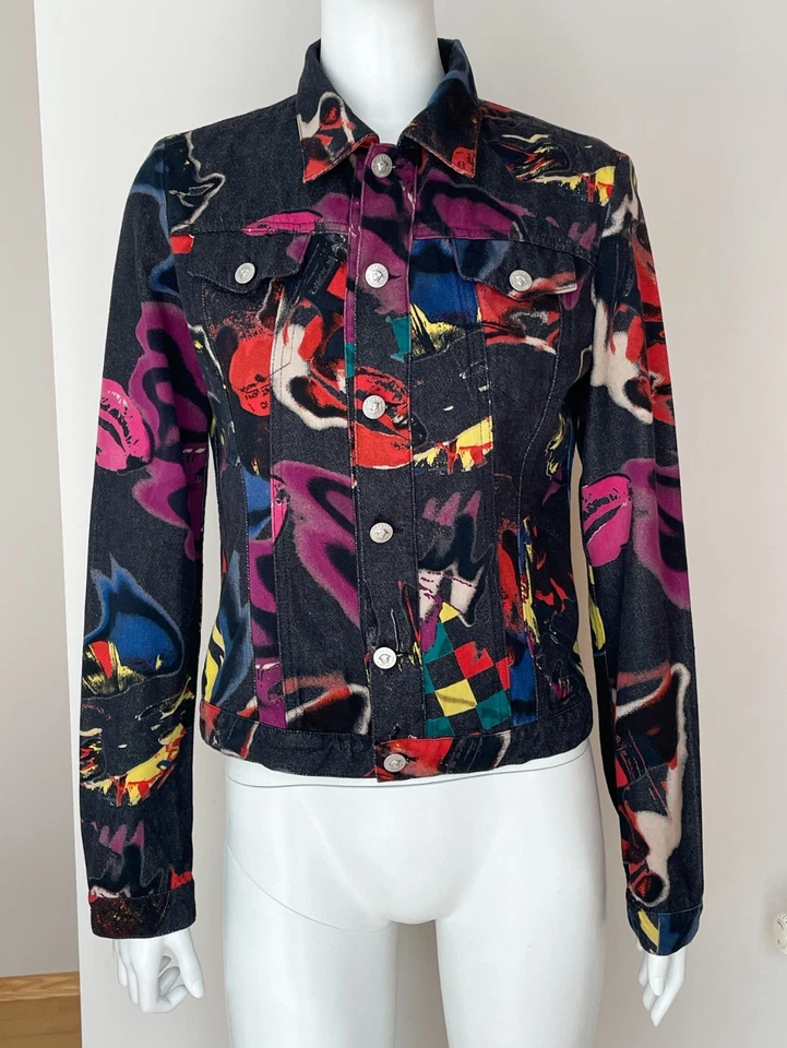 Jaqueta de denim graffiti vintage dos anos 1990 da Versace Jeans Couture - Tamanho P - Imagem 2 de 4