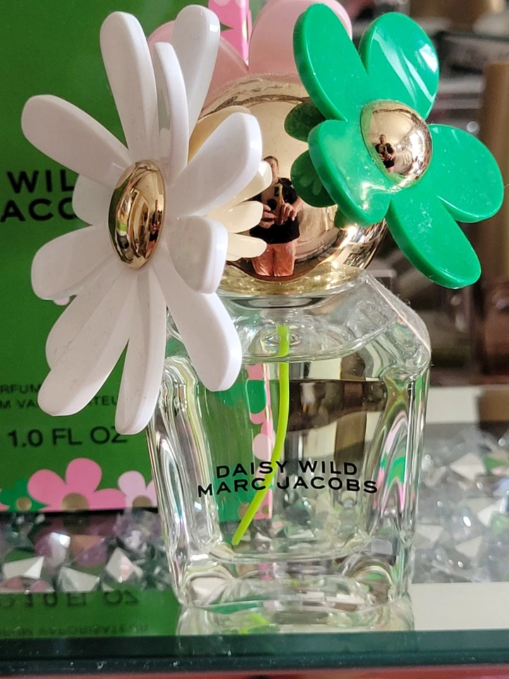 Marc Jacobs Daisy Wild Eau De Parfum Spray 1oz Tamaño Pre Amado Con Caja Foto 2 de 4