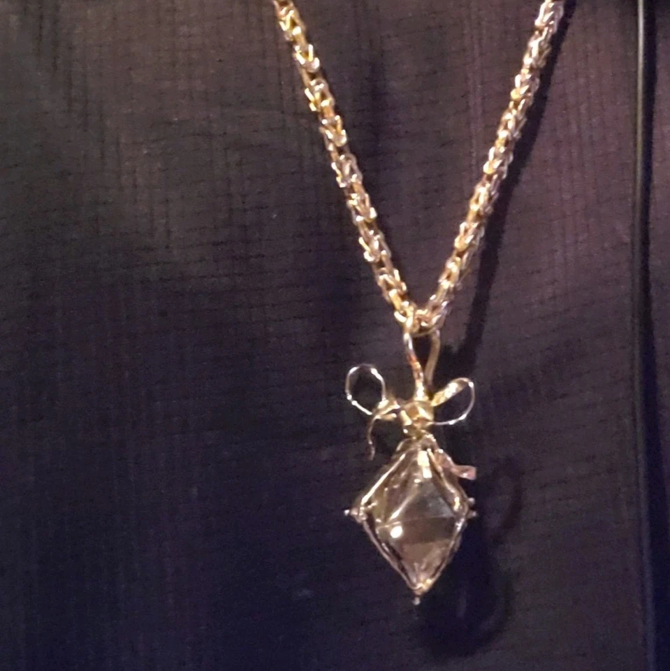 Colgante de diamantes pulidos en bruto con cadena de oro macizo de 14kt. Foto 4 de 4