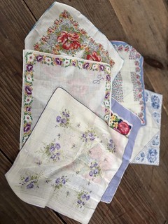 Linens. 6 Handkerchiefs older and pretty