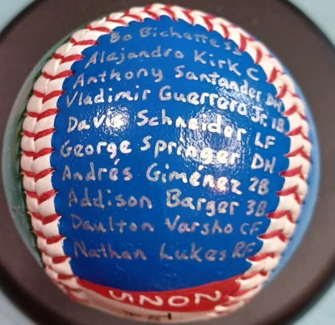 БЕЙСБОЛЬНАЯ КАРТОЧКА С РУЧНОЙ РОСПИСЬЮ 2025 TORONTO BLUE JAYS ЧЕМПИОНЫ АМЕРИКАНСКОЙ ЛИГИ ВЛАДИМИР - Изображение 3 из 4