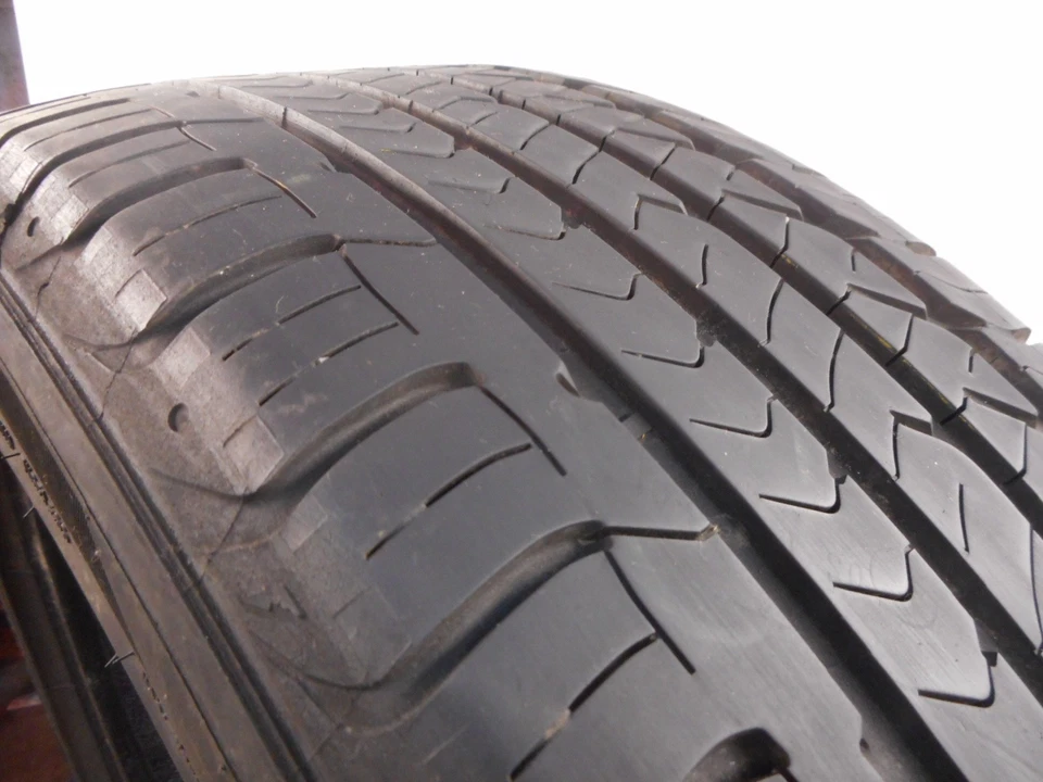 P225/50R17 Goodyear Eagle Sport para todas las estaciones 94 W usado 7/32nds Foto 2 de 4