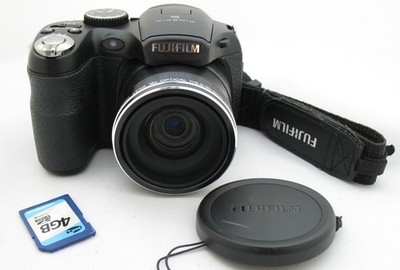 FujiFilm FinePix S2950 Compact Digital Bridge Camera 14MP 18x Zoom Lens +4GB