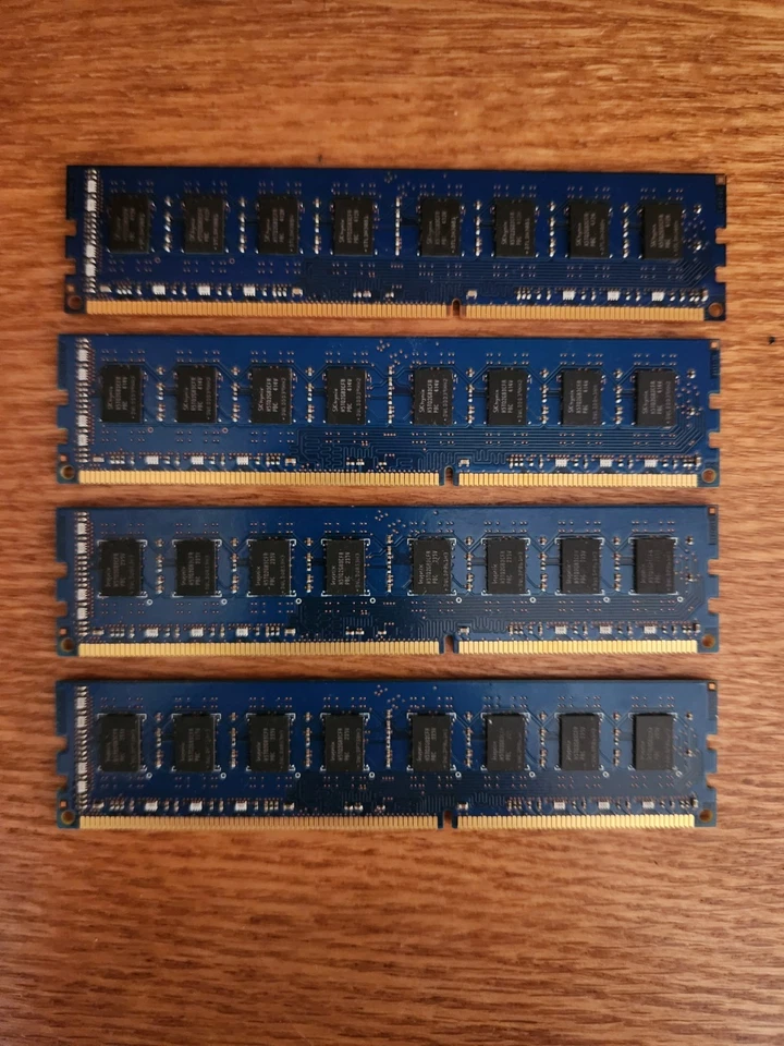 RAM DDR3 1600 MHz 16 GB (4x4 GB) 2Rx8 SK Hynix PC3-12800U sin ECC HMT351U6CFR8C-PB Foto 2 de 2