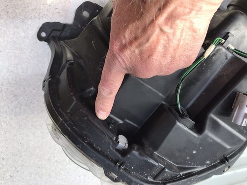 Citroen C1 Mk 2 Drivers Side Headlight Missing Bottom Lug - Picture 6 of 7