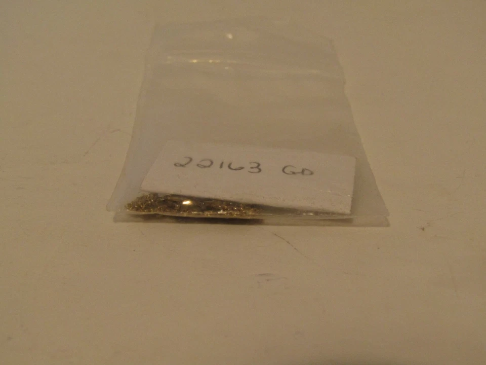 Coach Gold Mini Demi-Fine Feather Bracelet - Imagem 3 de 4