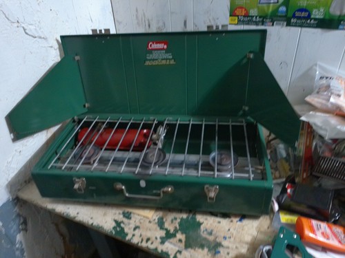 COLEMAN 426d 3-Burner Camping Stove (Tested) WORKS well - Picture 3 of 6