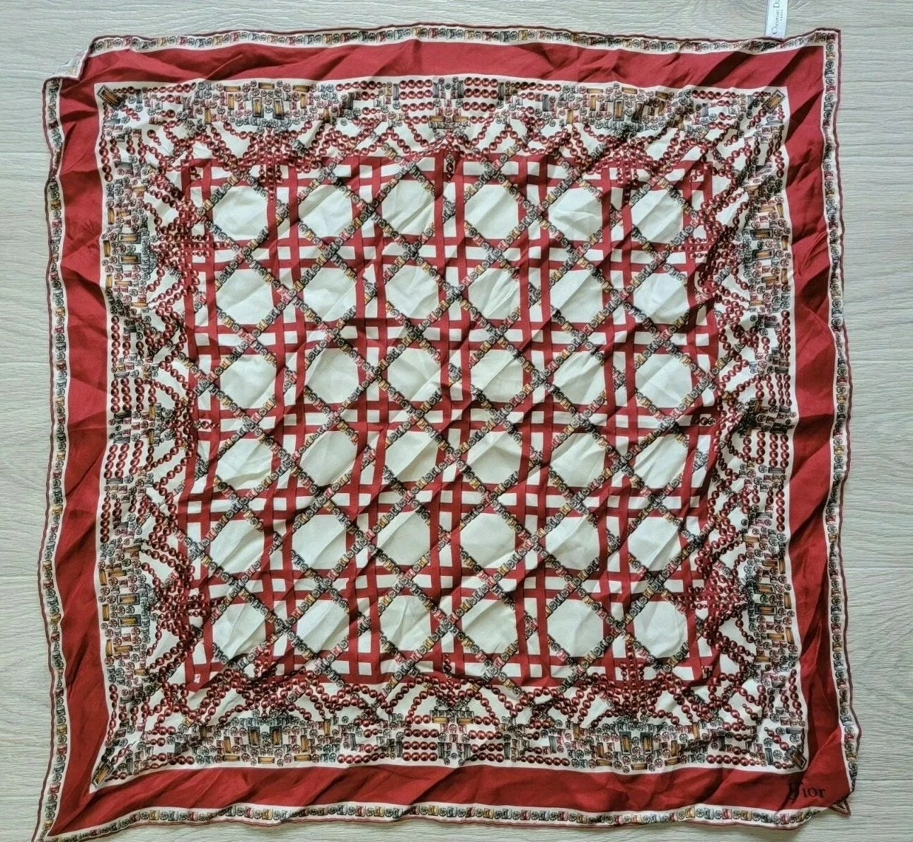 Authentique foulard vintage en soie Christian Dior rouge cannage imprimé bijoux 27 pouces